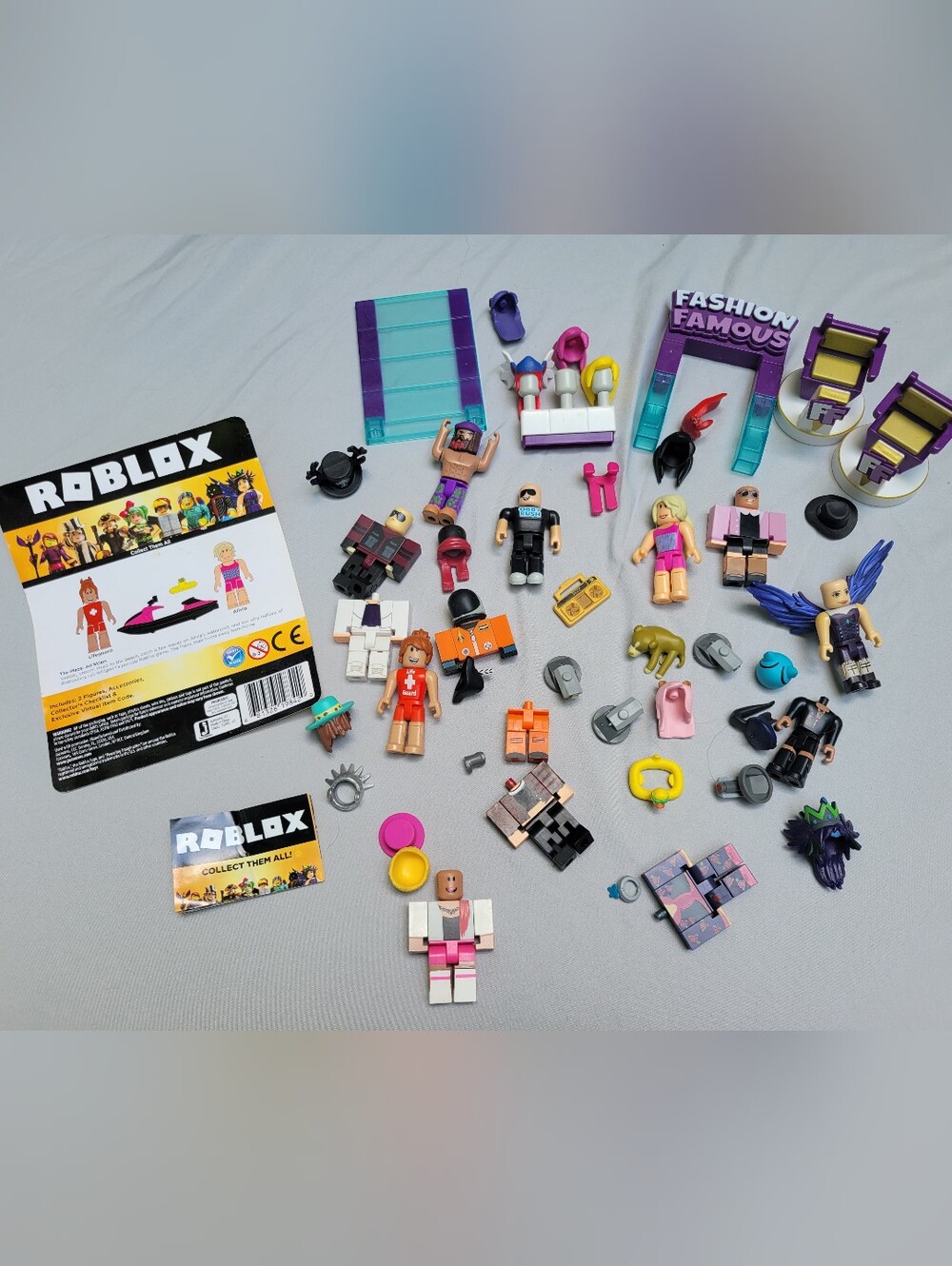 Roblox 19821 Celebrity Collection - Fashion Famous Playset & A Few Extras
